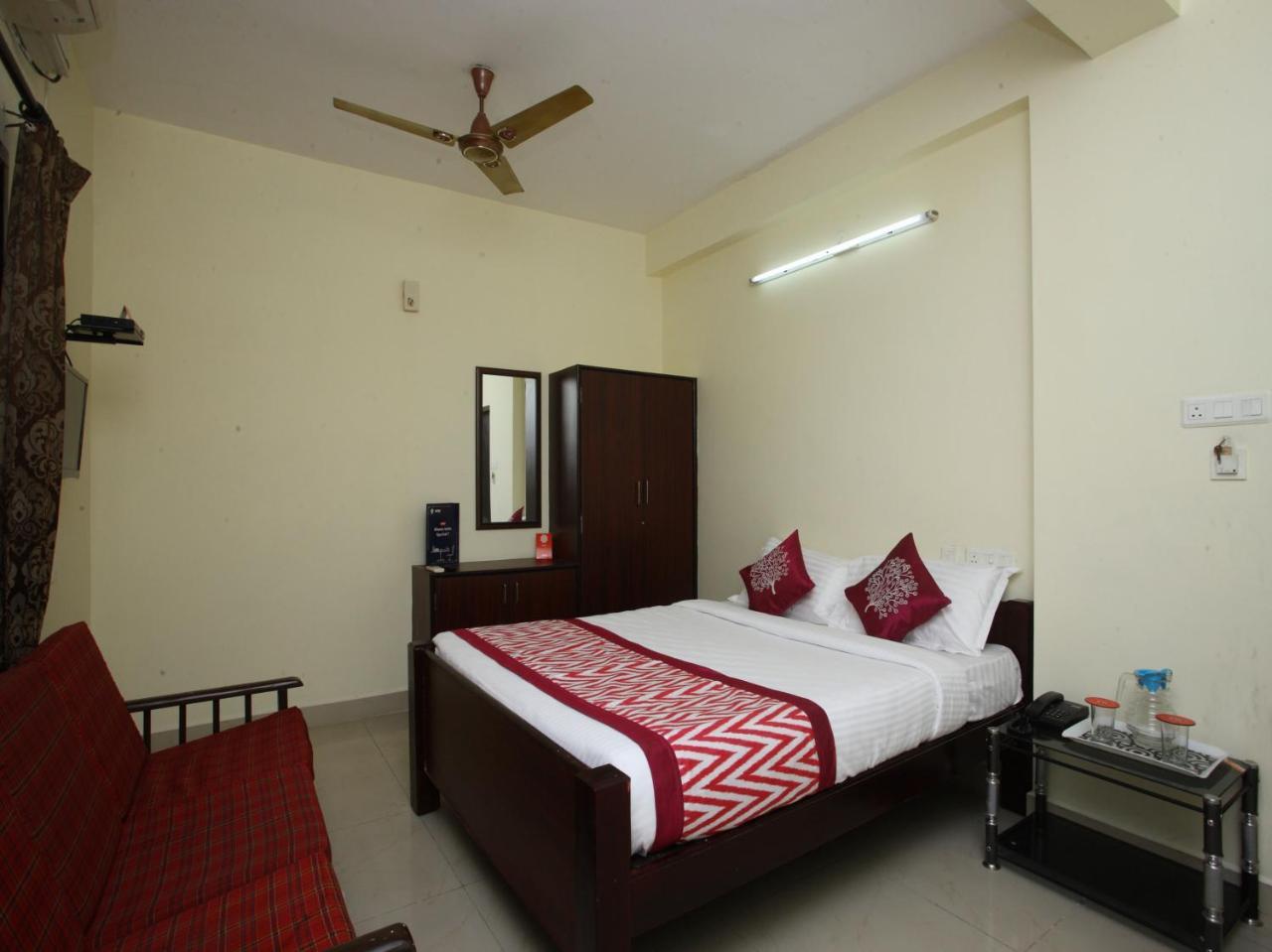 Oyo 10465 Koyambedu Chennai Hotel Exterior photo